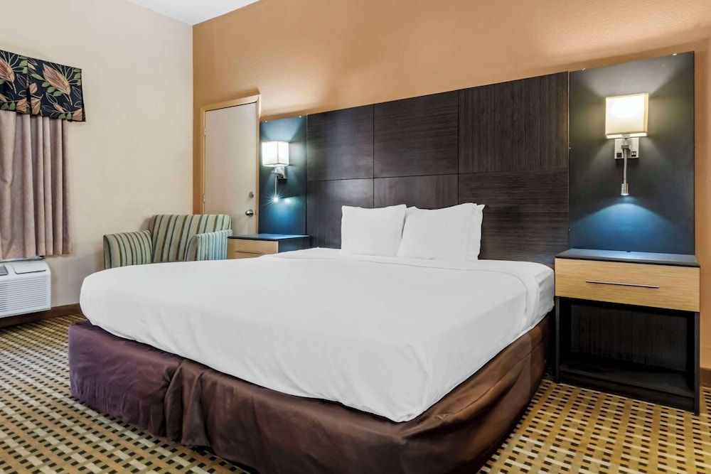 Quality Inn Amarillo West near Medical Center Standard Room, 1 King Bed, Non Smoking 4