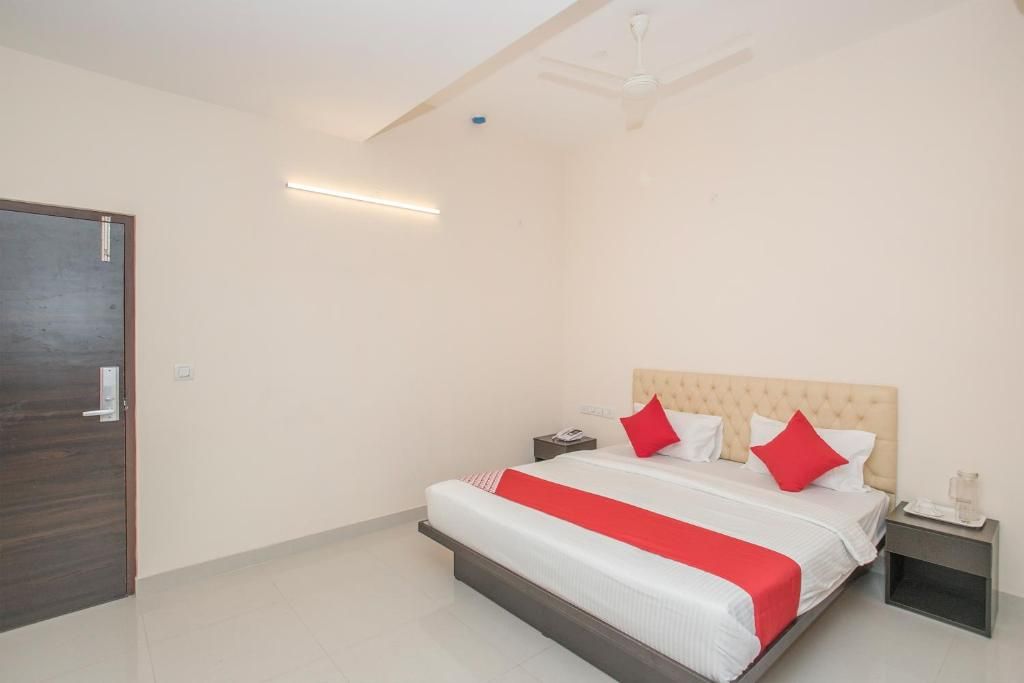 Vaccinated Staff - Capital O 12543 Three Square Classic Room 4