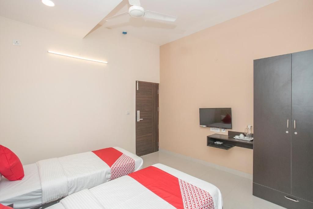 Vaccinated Staff - Capital O 12543 Three Square Classic Room 10