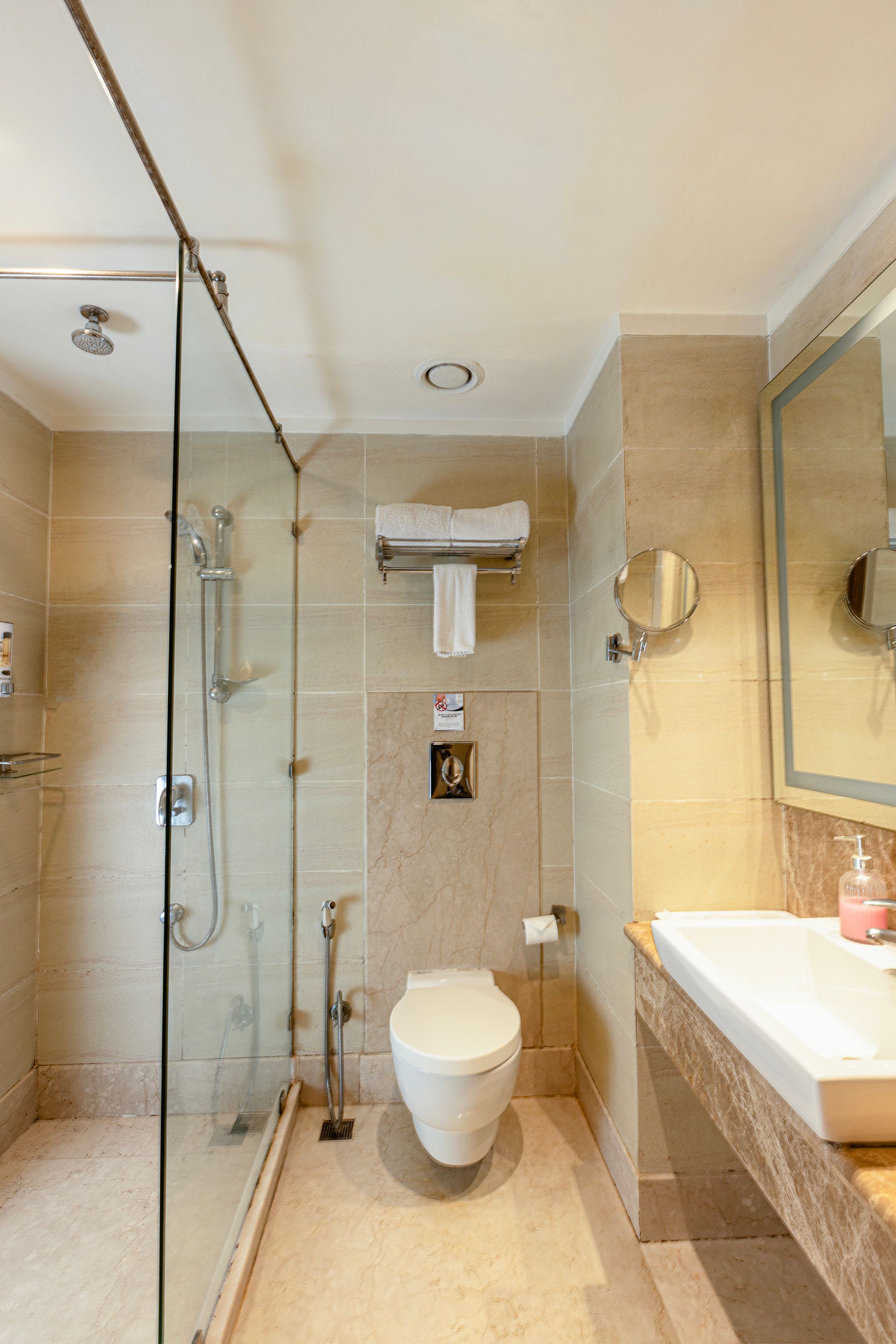 The Orion Plaza - Nehru Place Deluxe Double or Twin Room 4