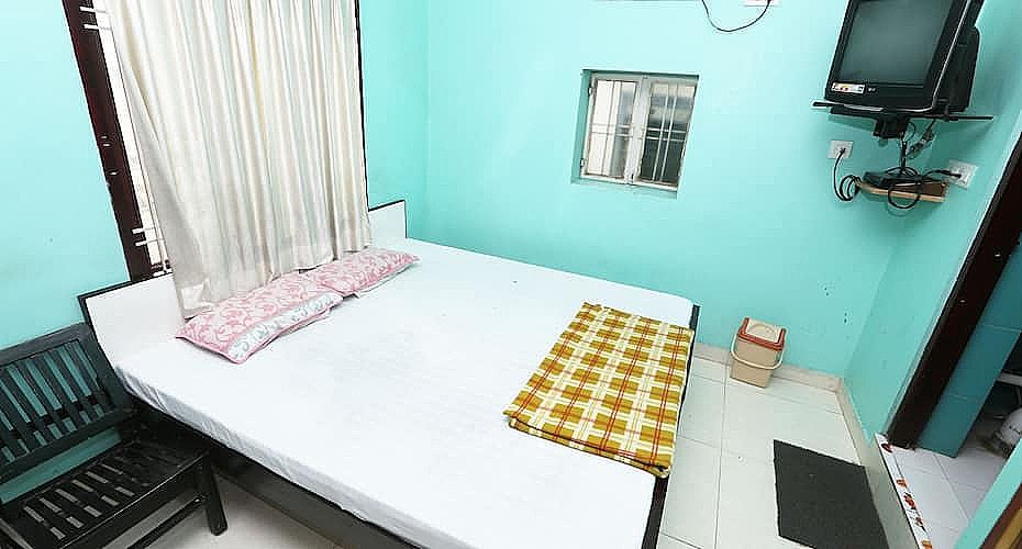 Hotel Aarjee Crescent Deluxe Room AC 2