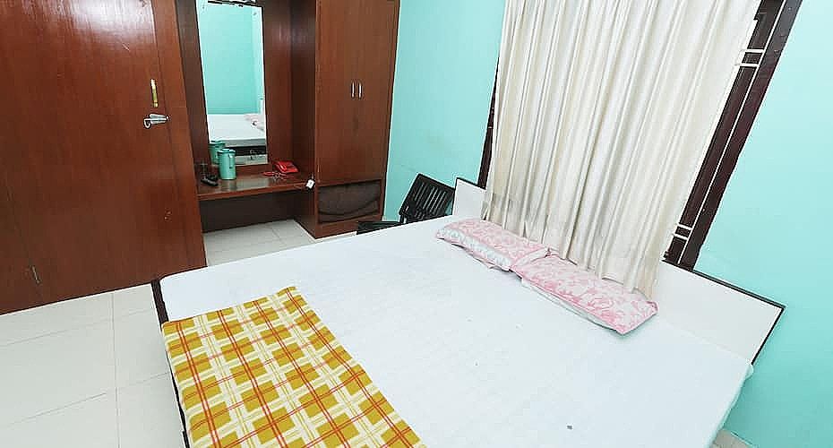 Hotel Aarjee Crescent Deluxe Room AC