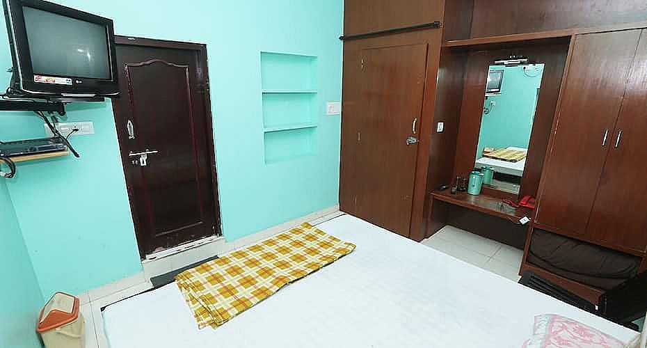 Hotel Aarjee Crescent Deluxe Room AC 4