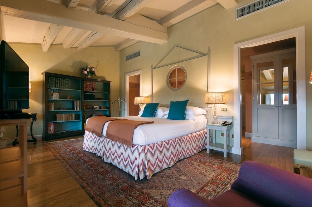 Junior Suite (Library)