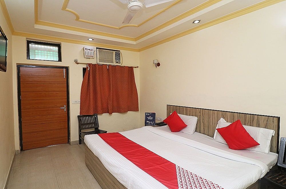 OYO 24951 Vaibhav Palace Deluxe Double or Twin Room, 1 King Bed 7