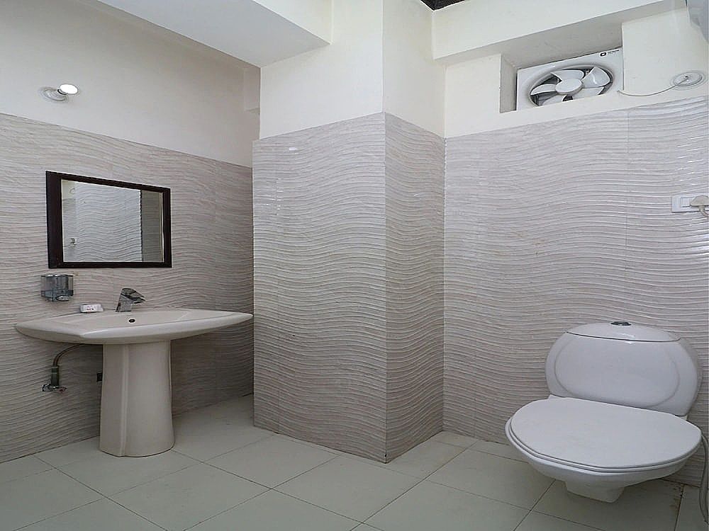 OYO 24951 Vaibhav Palace Deluxe Double or Twin Room, 1 King Bed 2