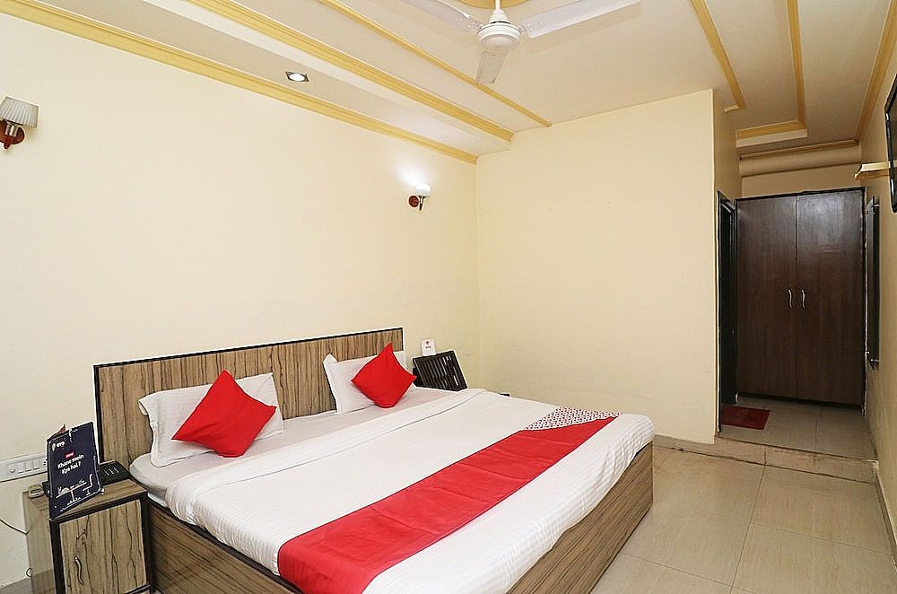 OYO 24951 Vaibhav Palace Deluxe Double or Twin Room, 1 King Bed 5