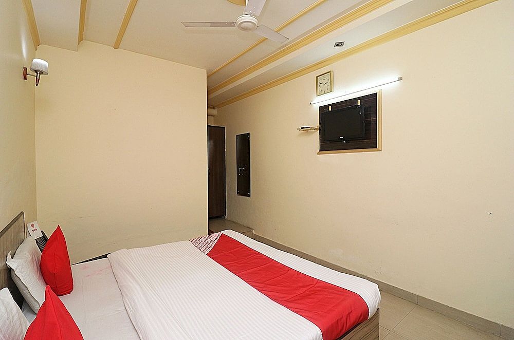 OYO 24951 Vaibhav Palace Double or Twin Room 6