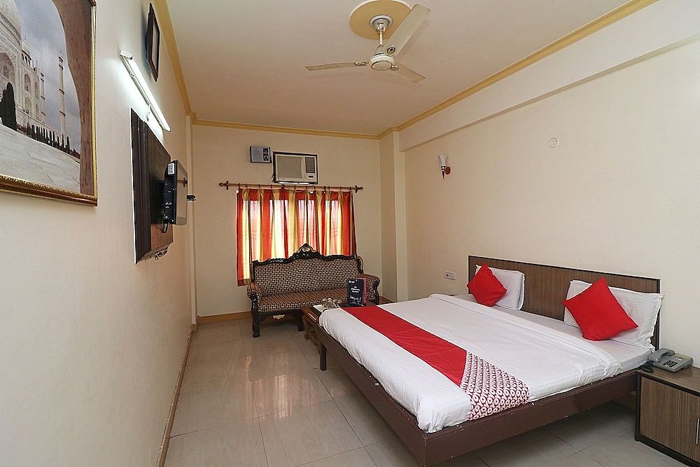 OYO 24951 Vaibhav Palace Double or Twin Room 8
