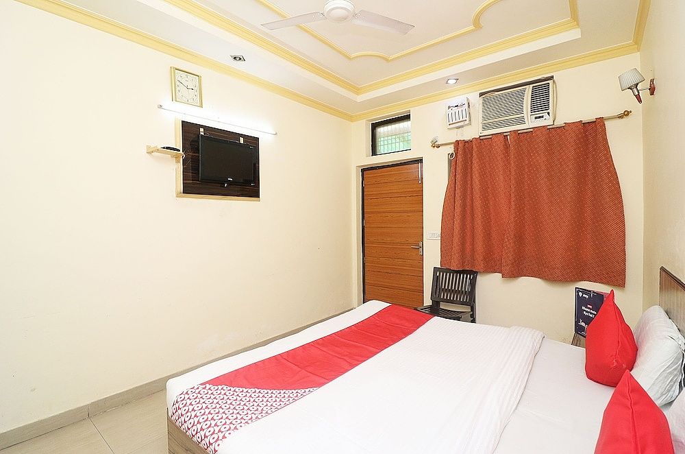 OYO 24951 Vaibhav Palace Deluxe Double or Twin Room, 1 King Bed 8