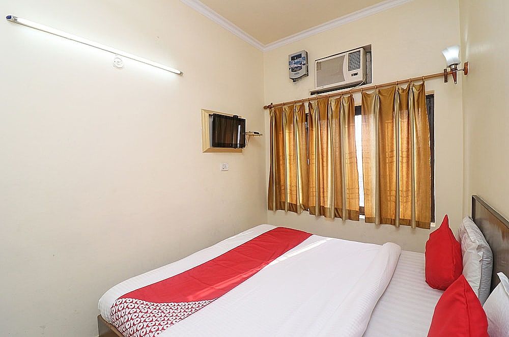 OYO 24951 Vaibhav Palace Deluxe Double or Twin Room, 1 King Bed 6