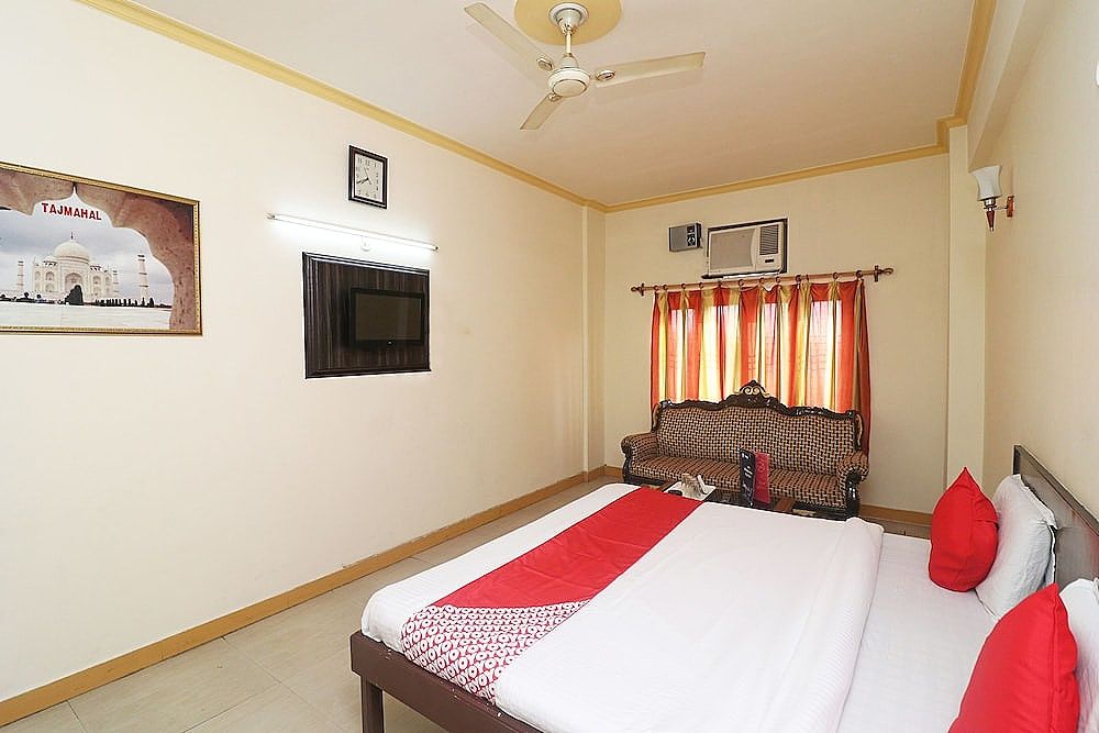 OYO 24951 Vaibhav Palace Double or Twin Room 5