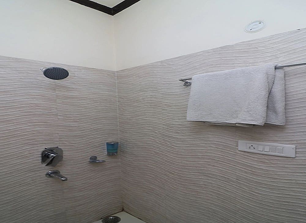 OYO 24951 Vaibhav Palace Deluxe Double or Twin Room, 1 King Bed 3
