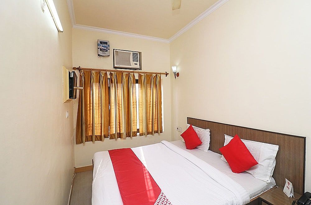 OYO 24951 Vaibhav Palace Deluxe Double or Twin Room, 1 King Bed 4