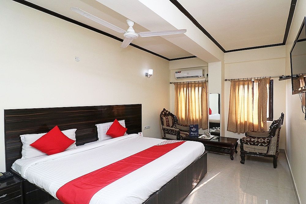 OYO 24951 Vaibhav Palace Double or Twin Room 4