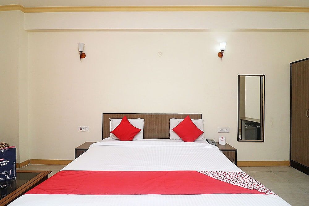 OYO 24951 Vaibhav Palace Double or Twin Room 7