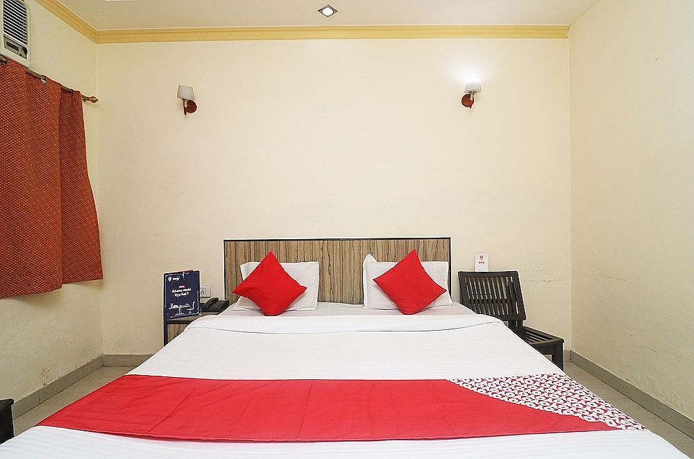 OYO 24951 Vaibhav Palace Deluxe Double or Twin Room, 1 King Bed