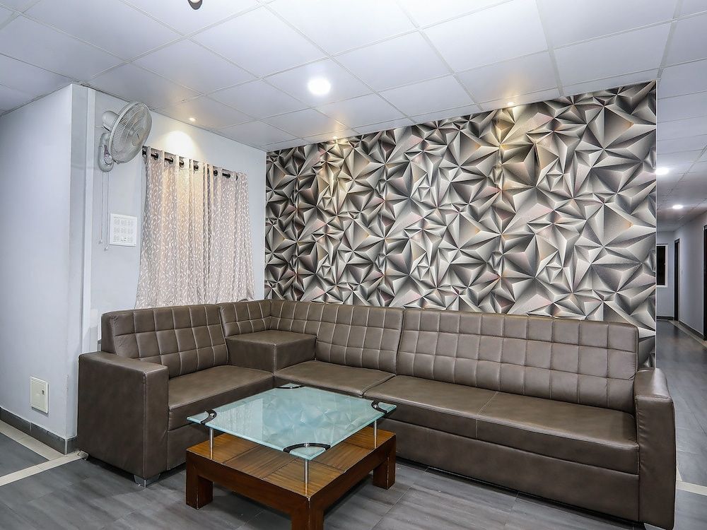 undefined OYO 15928 Hotel Midtown 3