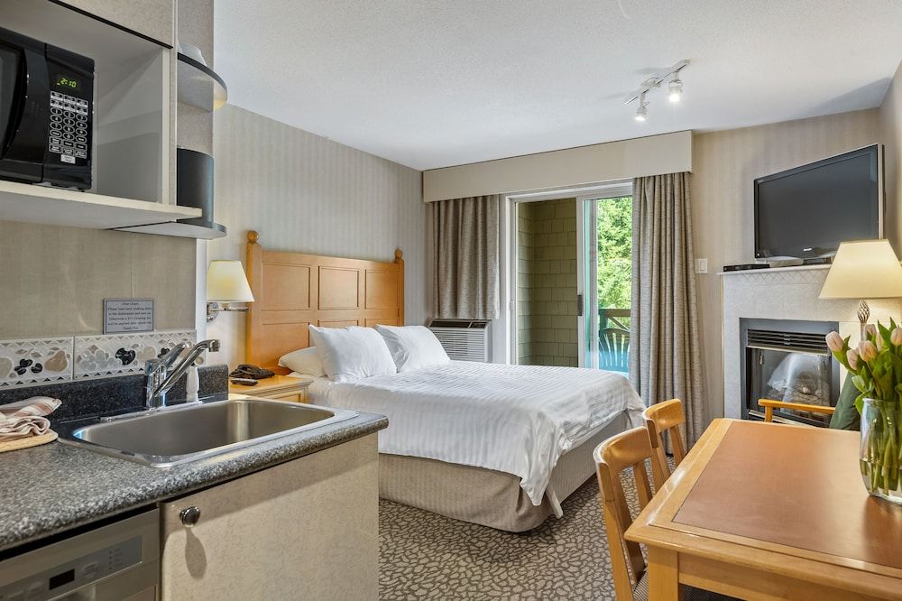 Pinnacle Hotel Whistler Village Standard Studio Suite, 1 Queen Bed, Kitchenette 2