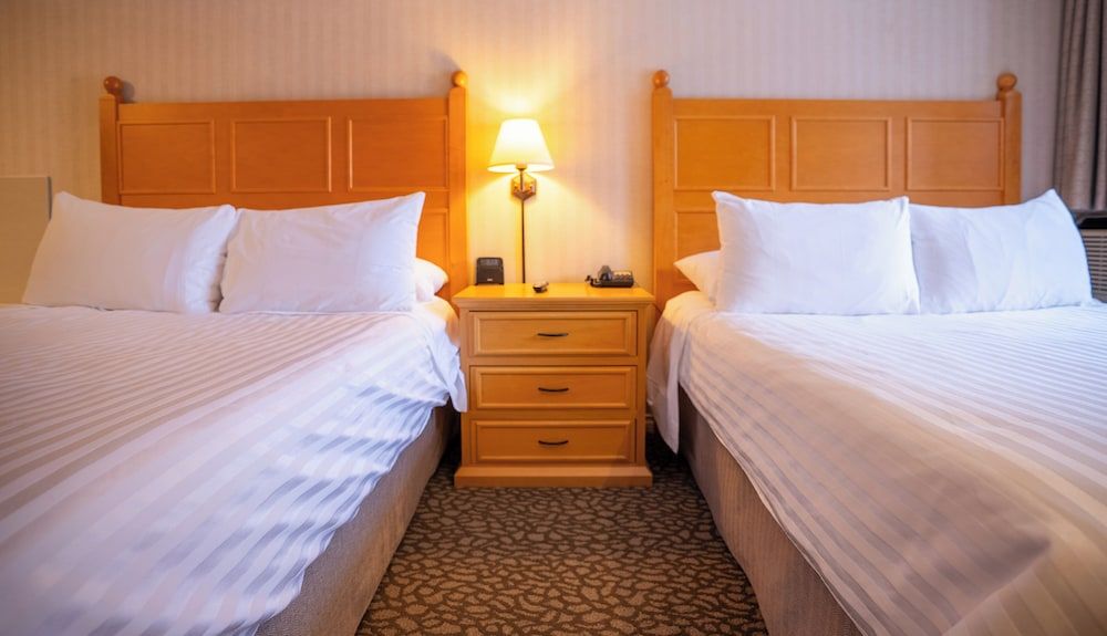 Pinnacle Hotel Whistler Village Premium Studio, 2 Queen Beds, Balcony, Mountain View - No Pets Allowed 4