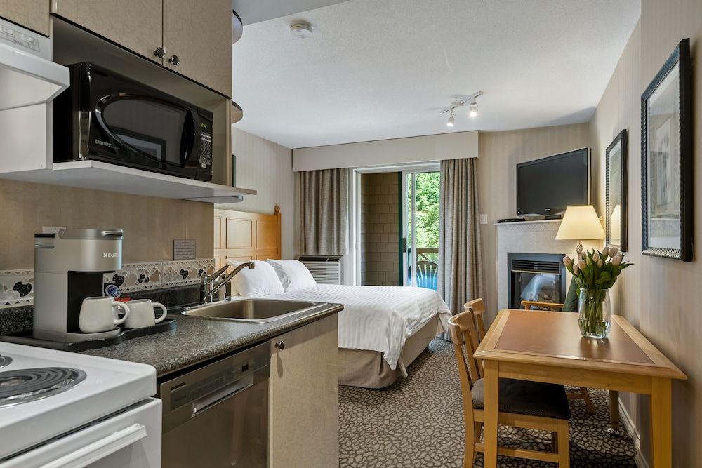 Pinnacle Hotel Whistler Village Standard Studio Suite, 1 Queen Bed, Kitchenette 3