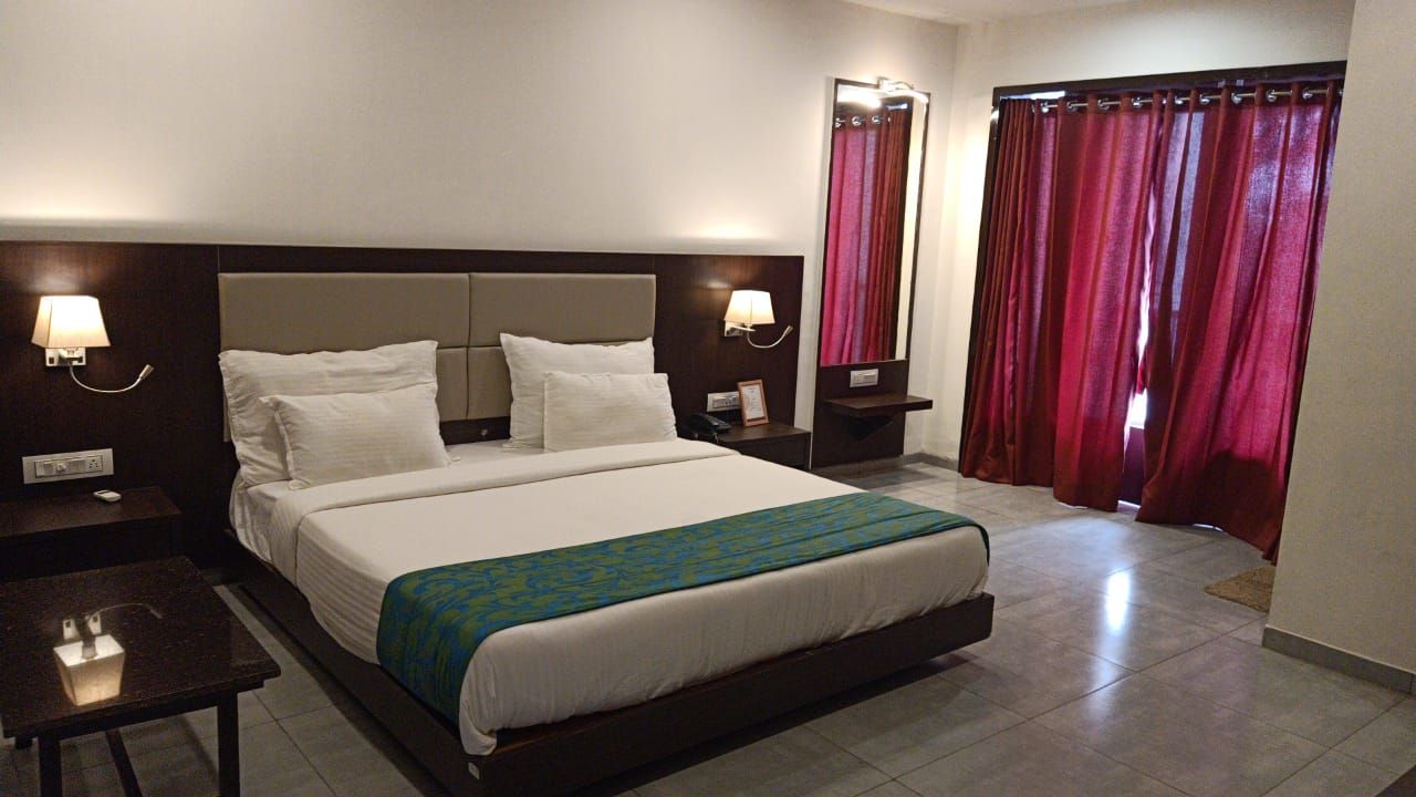 Green Leaf Club DELUXE ROOM 3