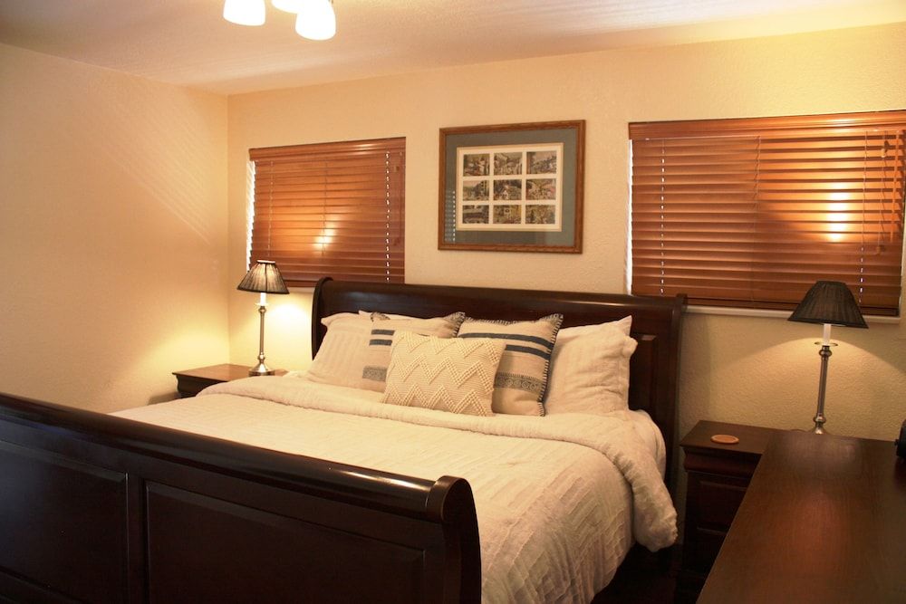 Vail Racquet Club Mountain Resort Traditional Condo, 1 Queen Bed, Kitchen, Mountain View (1 bedroom 1 bath condo) 4