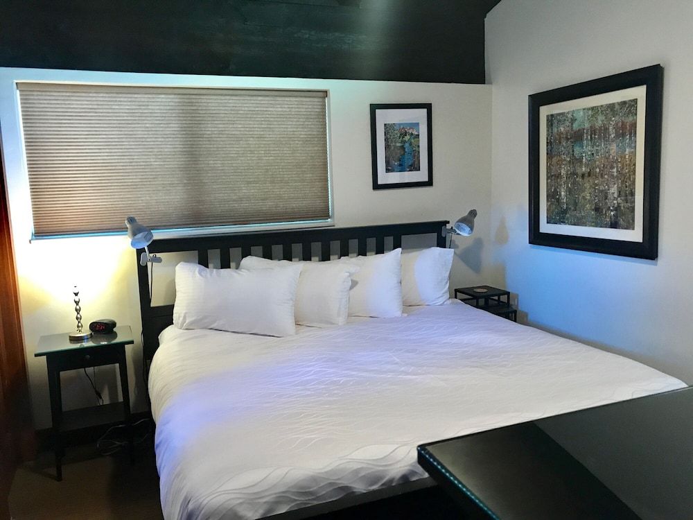 Vail Racquet Club Mountain Resort Traditional Condo, 1 Queen Bed, Kitchen, Mountain View (1 bedroom 1 bath condo) 3