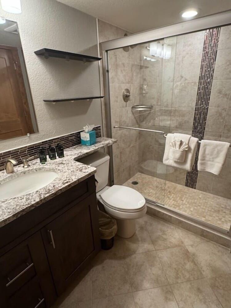 Vail Racquet Club Mountain Resort Traditional Condo, Multiple Beds, Kitchen (3 bedroom 3 bath condo) 9