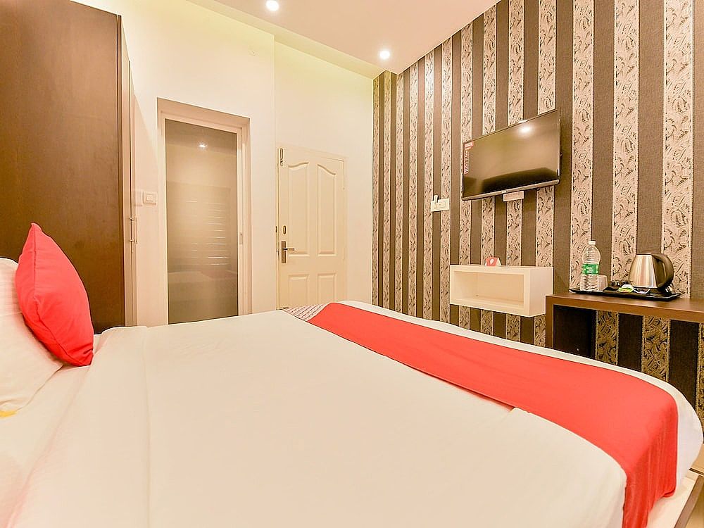 undefined OYO 15973 F Square 9