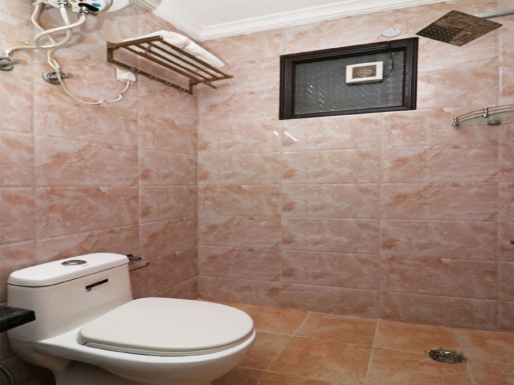 OYO 15685 The Arjun World Deluxe Double or Twin Room, 1 King Bed 6