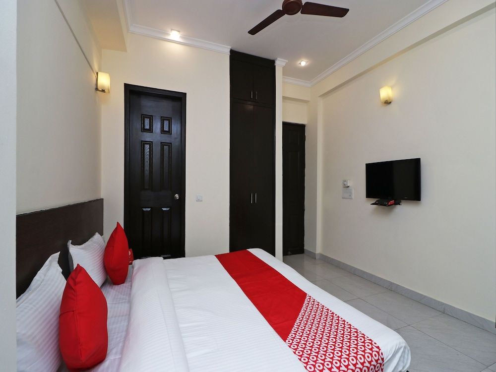 OYO 15685 The Arjun World Deluxe Double or Twin Room, 1 King Bed 4