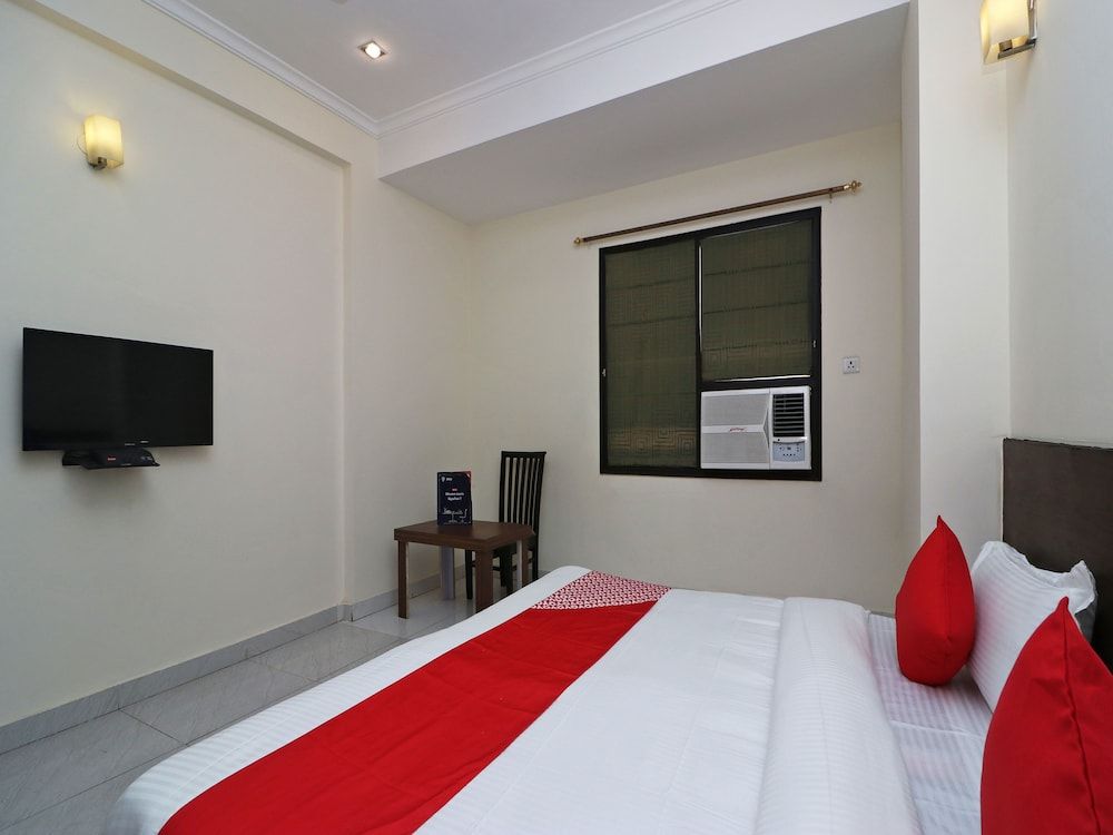 OYO 15685 The Arjun World Deluxe Double or Twin Room, 1 King Bed 3