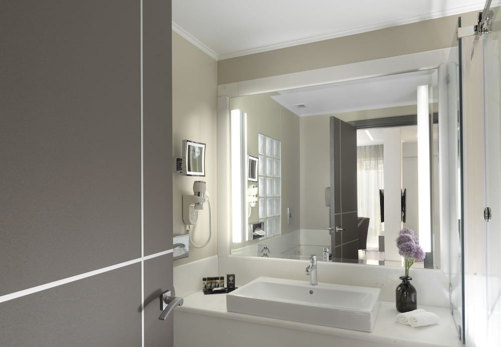 Holiday Suites Junior Suite 10