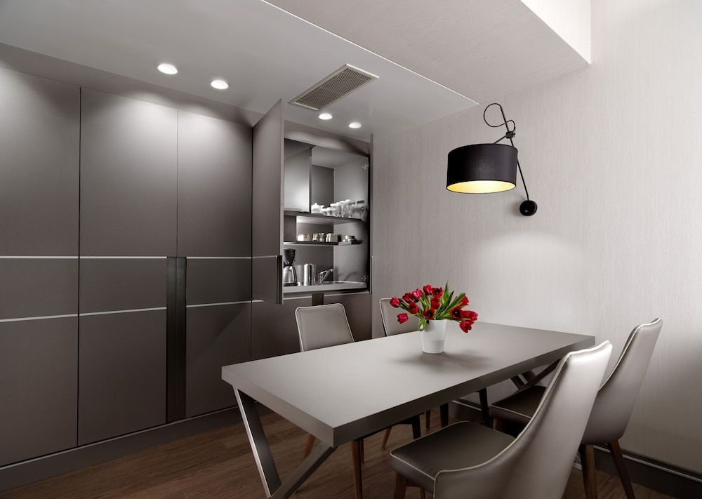 Holiday Suites Junior Suite 13