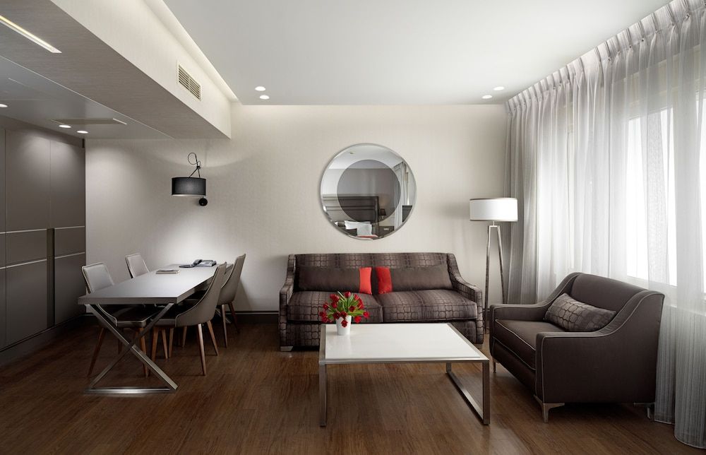 Holiday Suites Junior Suite 16