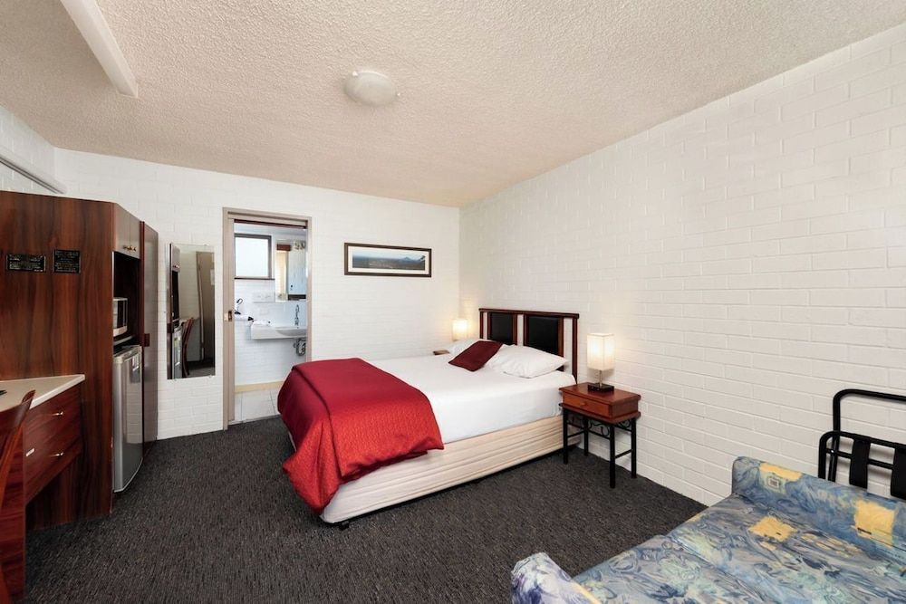 Pigeon House Motor Inn Deluxe Double Room 2