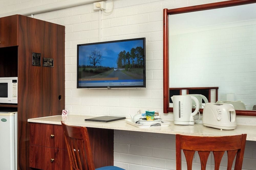 Pigeon House Motor Inn Deluxe Double Room 6