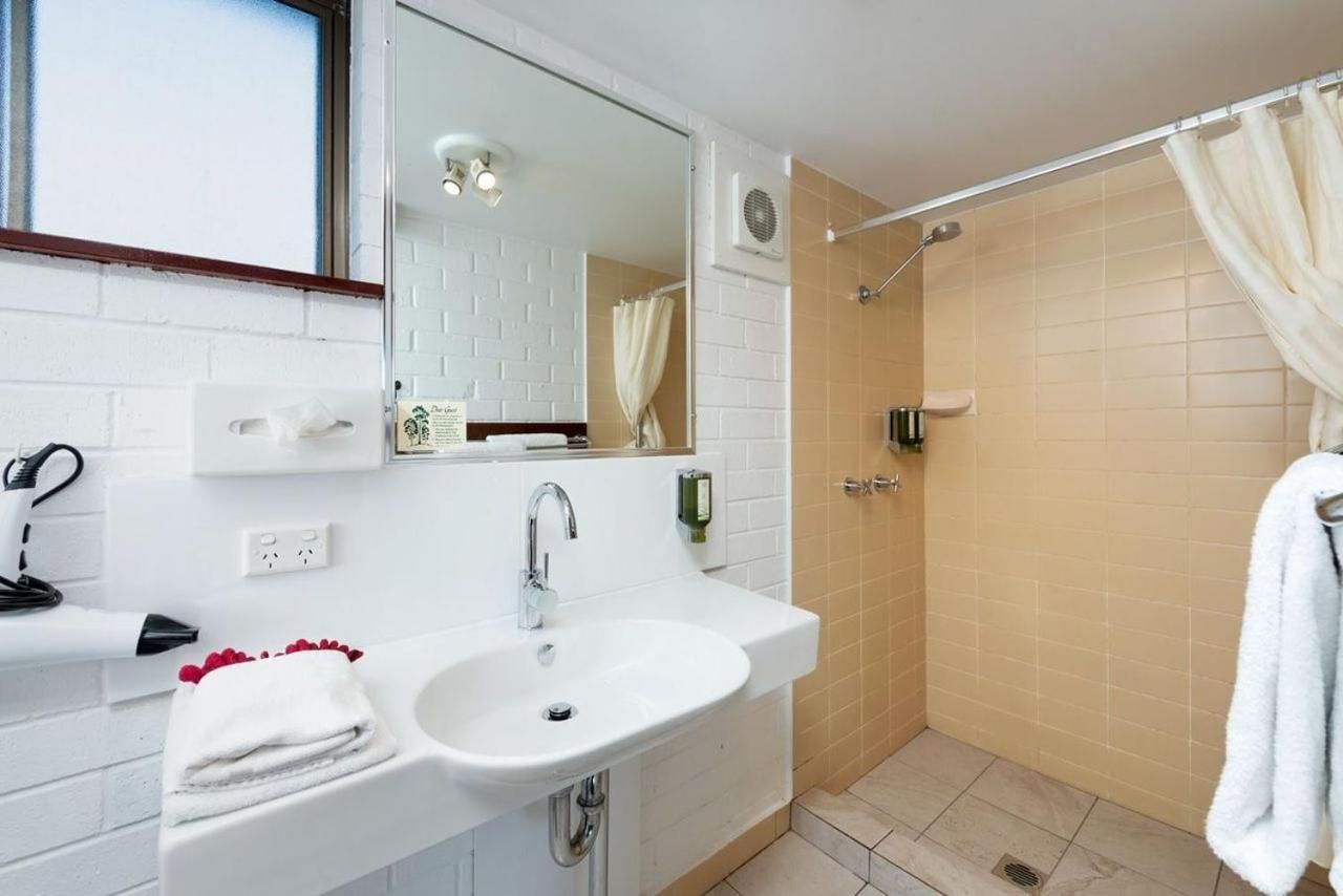 Pigeon House Motor Inn Deluxe Double Room 5