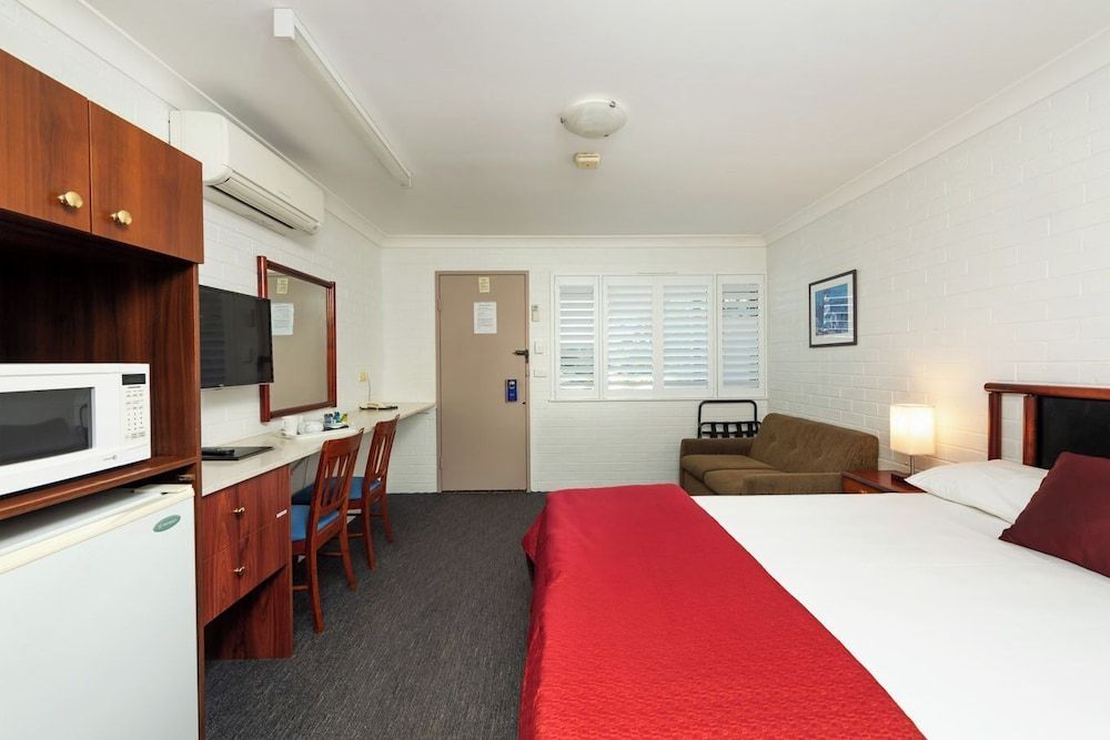 Pigeon House Motor Inn Deluxe Double Room 3