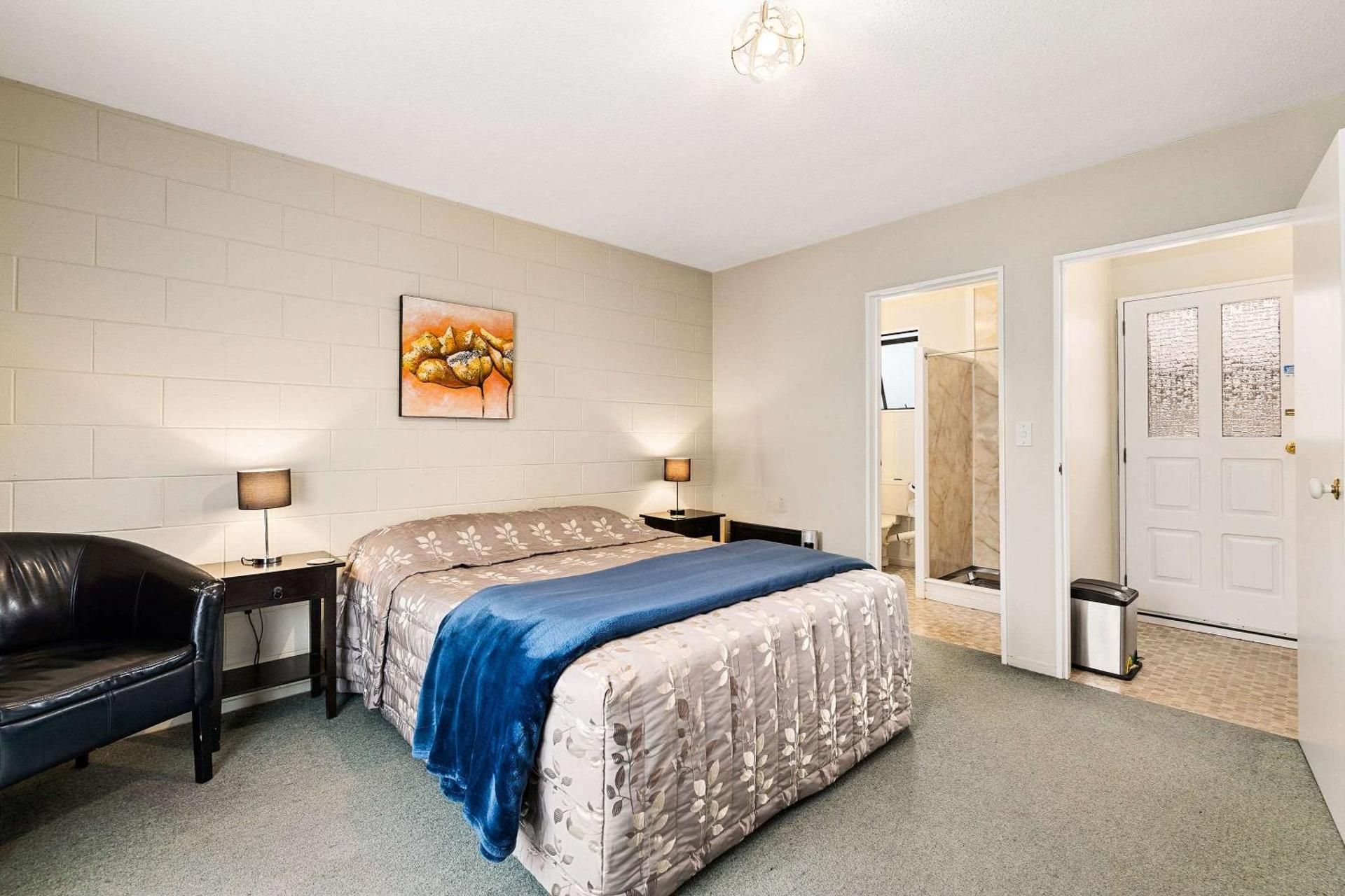 Ground Floor Drive Up Room with 1 Queen Bed - No Smoking