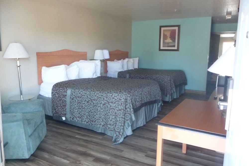 Sierra Inn Standard Room, 2 Queen Beds 8