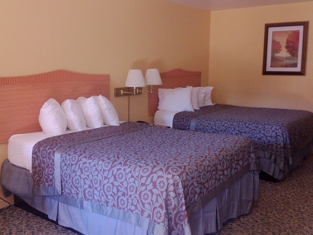 Sierra Inn Standard Room, 2 Queen Beds 4