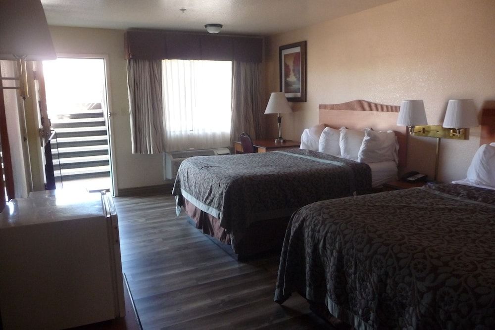 Sierra Inn Standard Room, 2 Queen Beds 13