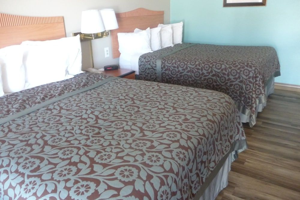 Sierra Inn Standard Room, 2 Queen Beds 14