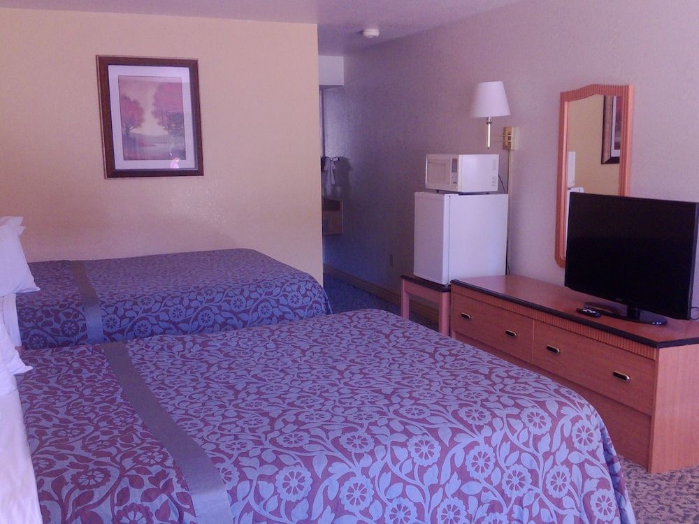 Sierra Inn Standard Room, 2 Queen Beds 6