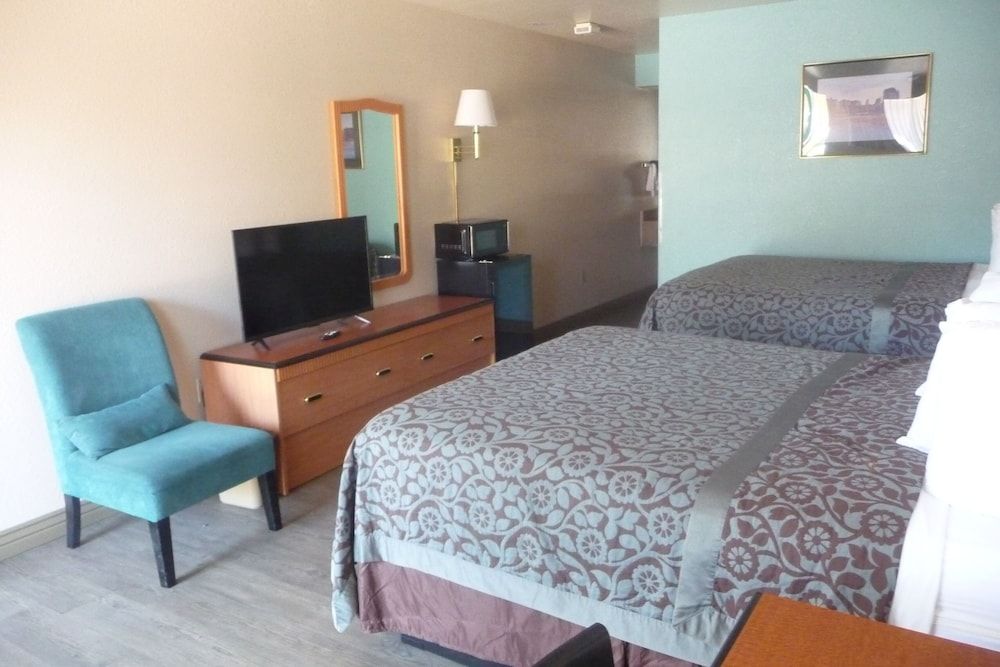 Sierra Inn Standard Room, 2 Queen Beds 10