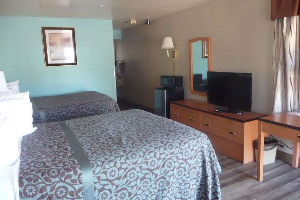 Sierra Inn Standard Room, 2 Queen Beds 9