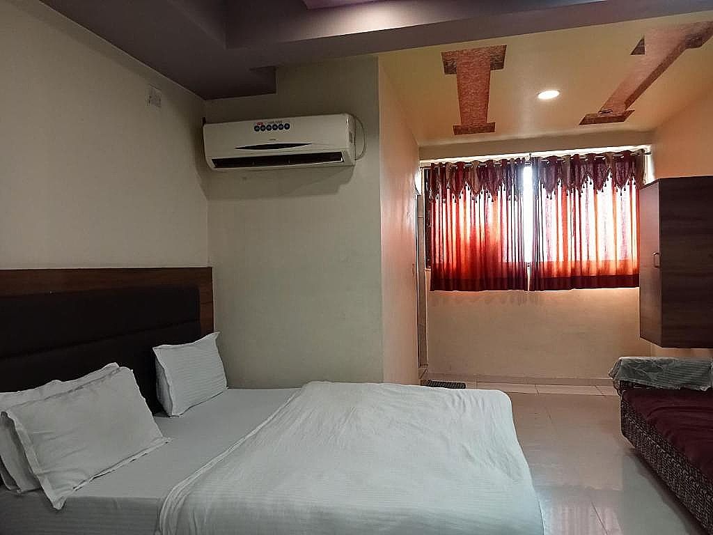 undefined Paras Palace 10