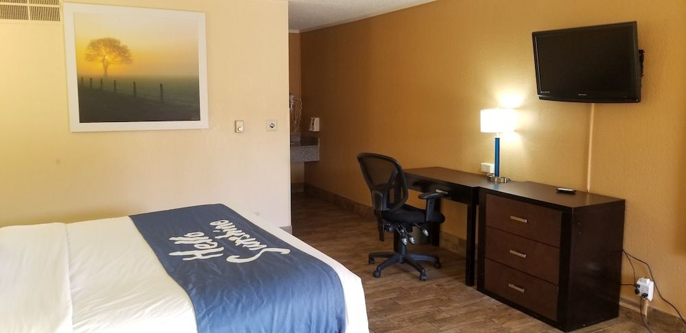 Room, 1 King Bed, Non Smoking (Pet-Friendly)